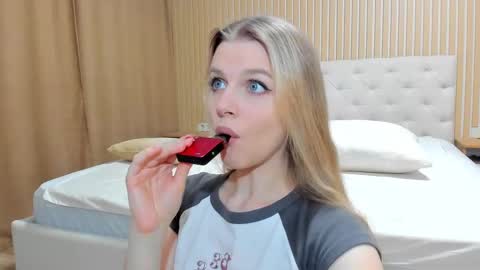 Snapshot of mila_polly_and_forester chatting on February 2025 03:57:02 AM Julia and Edson online show from February 2025 03:57:02 AM