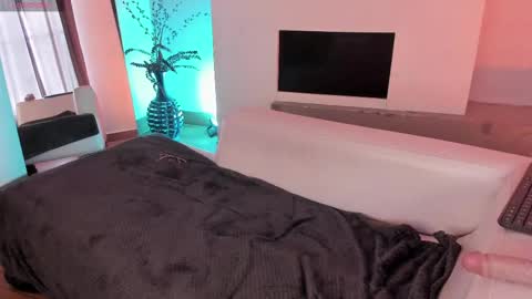 Mila online show from March 2025 05:27:02 PM