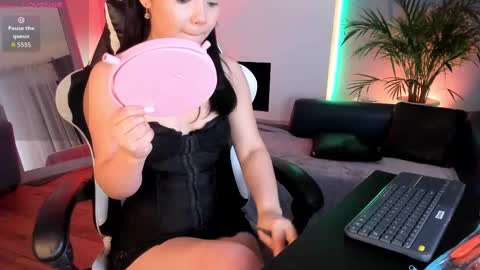 Mila online show from November 2025 11:21:02 AM