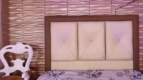 miladiosa online show from May 2026 12:01:01 PM