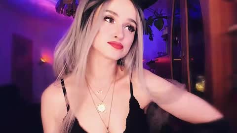 Snapshot of miladyjolie chatting on March 2025 01:34:02 AM MiladyJolie online show from March 2025 01:34:02 AM