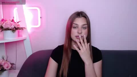 Snapshot of milanaangelas chatting on June 2026 04:48:01 AM milanaangelas online show from June 2026 04:48:01 AM
