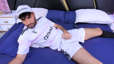 milanzaire online show from November 2025 02:00:01 AM