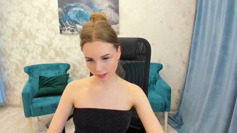 Snapshot of mileygloss chatting on February 2025 06:38:01 PM mileygloss online show from February 2025 06:38:01 PM