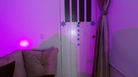 Snapshot of milfrosalie chatting on February 2025 10:04:02 AM Rosalie online show from February 2025 10:04:02 AM