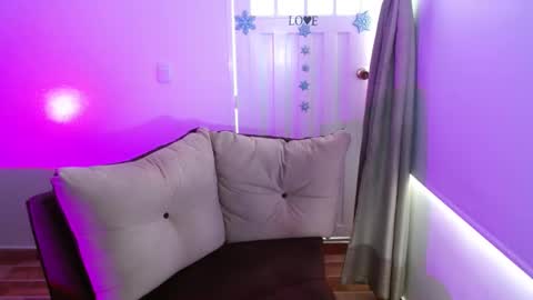 Snapshot of milfrosalie chatting on February 2025 01:03:01 PM Rosalie online show from February 2025 01:03:01 PM