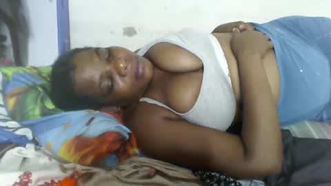 Snapshot of milk_titz chatting on December 2024 05:40:01 PM kinwity online show from December 2024 05:40:01 PM