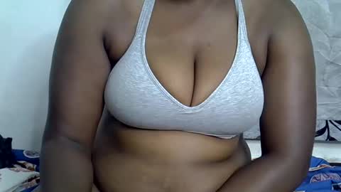 Snapshot of milk_titz chatting on February 2025 04:48:01 AM kinwity online show from February 2025 04:48:01 AM