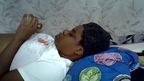 Snapshot of milk_titz chatting on February 2025 06:22:01 PM kinwity online show from February 2025 06:22:01 PM