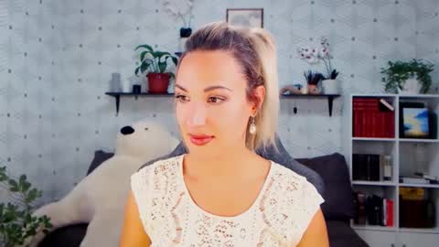 MillaXQueen online show from October 2025 03:56:02 PM