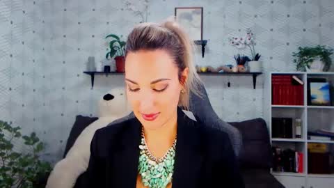 MillaXQueen online show from October 2025 03:18:01 PM