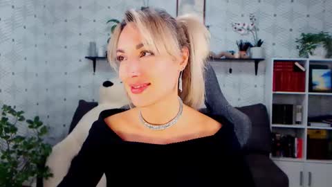 MillaXQueen online show from October 2025 04:53:02 PM