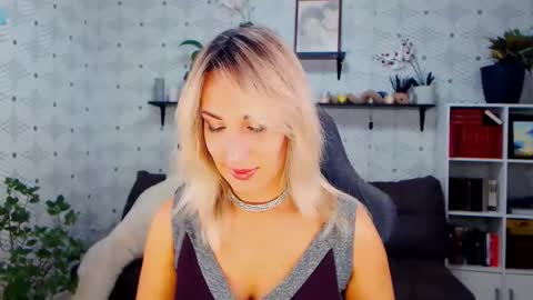 MillaXQueen online show from November 2025 02:16:02 PM