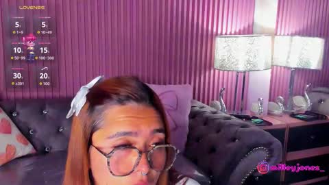 Snapshot of milleyjones_ chatting on February 2026 11:49:02 PM milleyjones_ online show from February 2026 11:49:02 PM