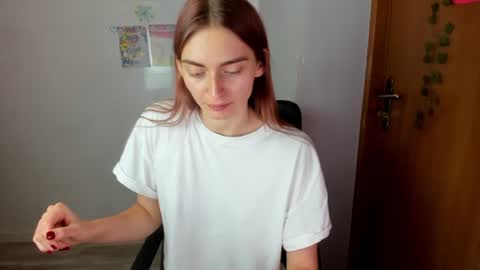Snapshot of millie_lacroix chatting on June 2026 01:42:02 PM millie_lacroix online show from June 2026 01:42:02 PM