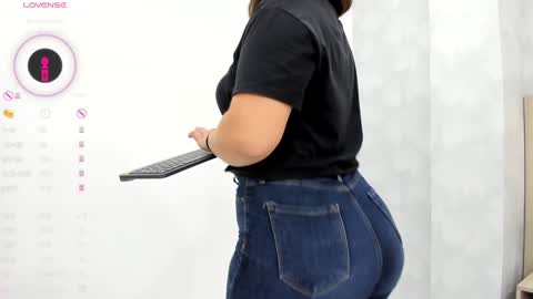 Snapshot of milu_gomez chatting on December 2024 07:33:01 PM Milu Gomez online show from December 2024 07:33:01 PM