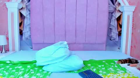 Mishell online show from November 2025 05:15:01 PM