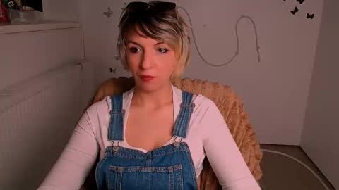 Snapshot of mishelle_blondie chatting on May 2026 03:06:01 PM Mishelle online show from May 2026 03:06:01 PM
