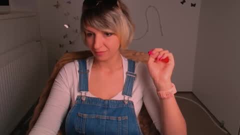 Snapshot of mishelle_blondie chatting on May 2026 06:37:01 PM Mishelle online show from May 2026 06:37:01 PM