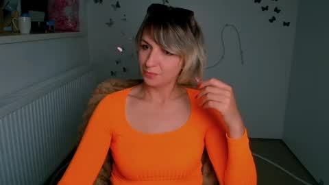 Snapshot of mishelle_blondie chatting on June 2026 11:24:02 AM Mishelle online show from June 2026 11:24:02 AM
