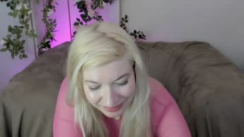 Snapshot of miss_dopamine chatting on December 2024 07:43:02 PM April online show from December 2024 07:43:02 PM