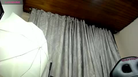 miss_foxxy_ online show from October 2025 06:49:01 AM