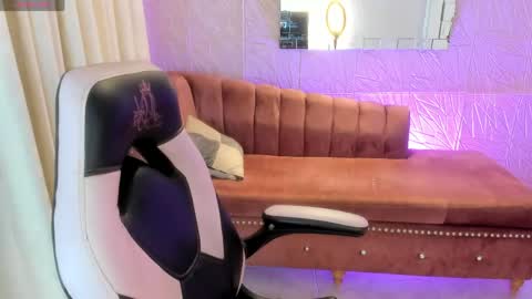 Isabella online show from May 2026 12:02:01 PM