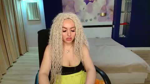 miss_kiten online show from November 2025 08:40:02 PM