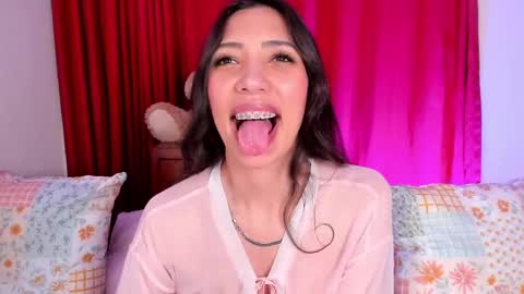 Snapshot of miss_veronica2 chatting on October 2025 01:28:02 PM Miss Veronica online show from October 2025 01:28:02 PM