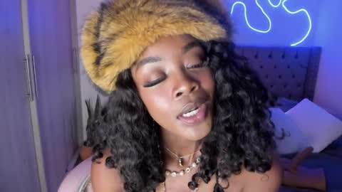 Snapshot of miss_west chatting on January 2025 07:15:02 AM Tay Tay Independent Model online show from January 2025 07:15:02 AM