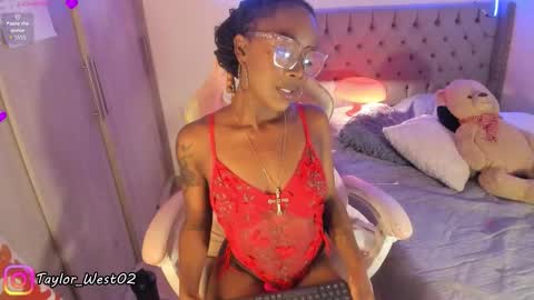 Snapshot of miss_west chatting on November 2025 06:04:02 AM Tay Tay Independent Model online show from November 2025 06:04:02 AM