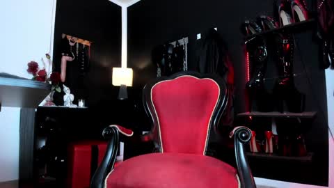 Snapshot of missdarklady chatting on January 2025 01:43:02 AM Missdarklady online show from January 2025 01:43:02 AM