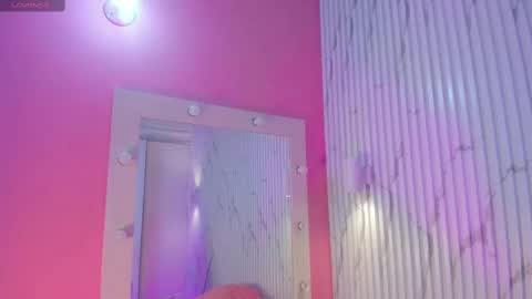 Snapshot of missdionne__curly chatting on October 2025 11:20:02 AM DIONNE online show from October 2025 11:20:02 AM