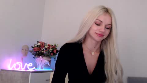 Snapshot of missemma1111 chatting on December 2024 09:17:01 PM EMMA online show from December 2024 09:17:01 PM