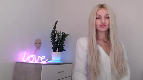 Snapshot of missemma1111 chatting on December 2024 09:02:01 PM EMMA online show from December 2024 09:02:01 PM