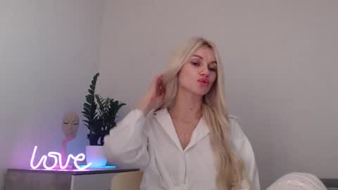 Snapshot of missemma1111 chatting on January 2025 12:48:02 AM EMMA online show from January 2025 12:48:02 AM