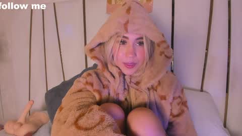 Snapshot of missjuliaa_ chatting on December 2024 11:50:02 AM A N N Y online show from December 2024 11:50:02 AM