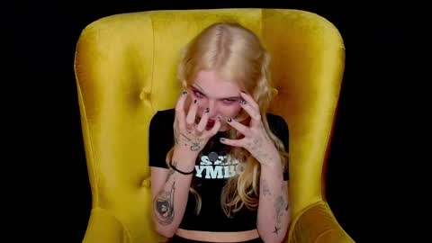 Snapshot of missslola chatting on September 2025 02:28:01 PM Misss Lola Angel online show from September 2025 02:28:01 PM