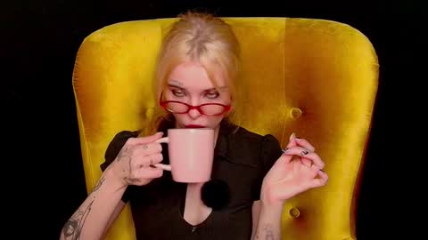 Snapshot of missslola chatting on October 2025 03:29:01 PM Misss Lola Angel online show from October 2025 03:29:01 PM