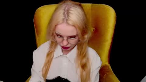 Snapshot of missslola chatting on October 2025 02:37:01 PM Misss Lola Angel online show from October 2025 02:37:01 PM