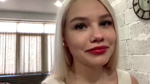 Stella  online show from November 2025 12:07:01 PM