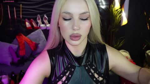 Snapshot of mistress_darsy chatting on December 2024 01:54:02 PM Darsy online show from December 2024 01:54:02 PM