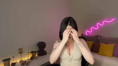 Mia online show from May 2026 08:15:01 PM