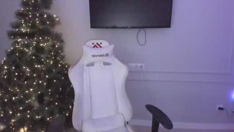   MIa   online show from December 2024 05:37:01 PM