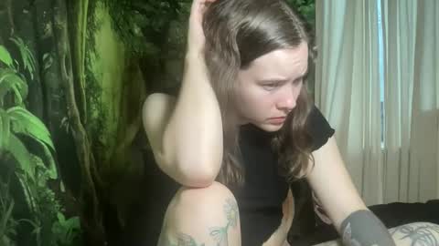 Snapshot of mo0n_goddess chatting on December 2025 12:27:01 AM Misty online show from December 2025 12:27:01 AM