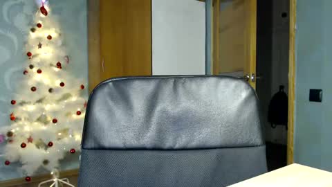 Snapshot of molli_and_tom chatting on January 2025 03:22:01 AM Bitcoin 1P8NuZxsaNsQTx7wJJJ7Ao1mic4nvJPVLC online show from January 2025 03:22:01 AM