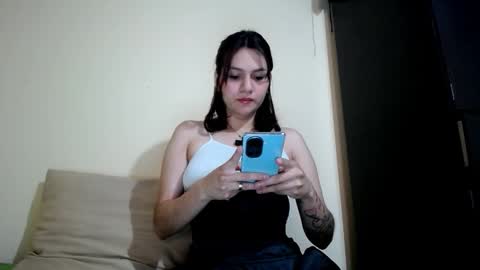 Snapshot of molly_fragance chatting on November 2025 07:03:01 PM Molly online show from November 2025 07:03:01 PM