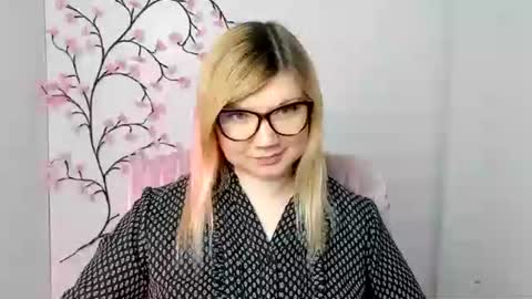 Molly online show from December 2025 12:42:02 PM