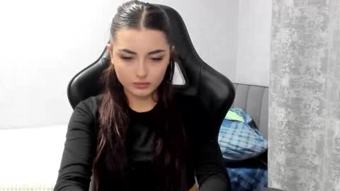 Molly online show from November 2025 08:20:01 PM