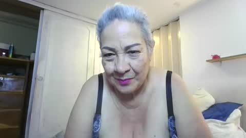 Snapshot of mom_is_wet chatting on March 2026 04:19:01 AM nativa online show from March 2026 04:19:01 AM